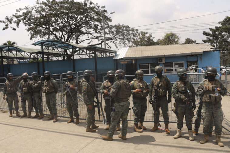 Ισημερινός: Απελευθερώθηκαν οι 178 σωφρονιστικοί υπάλληλοι που κρατούνταν όμηροι σε φυλακές