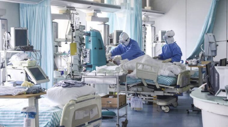 Κορονοϊός: Αυξήθηκαν οι εισαγωγές στα νοσοκομεία το τελευταίο 24ωρο – Αναμένονται ανακοινώσεις για τα σχολεία από τον ΕΟΔΥ