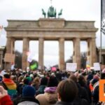 Μεγάλη διαδήλωση στο Βερολίνο κατά της AfD μετά την αποκάλυψη ότι συναντήθηκαν με εκπροσώπους νεοναζιστικών οργανώσεων