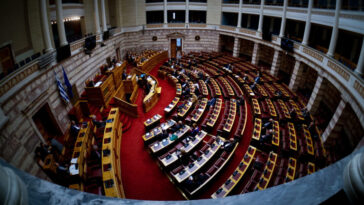 Νομοσχέδιο για ομόφυλα ζευγάρια: Ενημέρωση των βουλευτών της ΝΔ Δευτέρα και Τρίτη – Συνεχίζονται οι αντιπαραθέσεις στα κόμματα