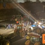 Οι Γάλλοι αγρότες πλησιάζουν το Παρίσι - Απέκλεισαν λεωφόρους, πέταξαν προϊόντα στους δρόμους