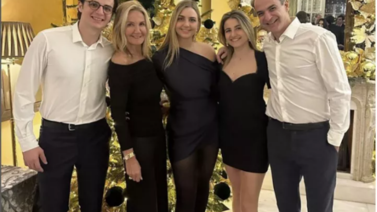 Οι ευχές του Κυριάκου Μητσοτάκη για το 2024 με μια οικογενειακή φωτογραφία