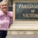Οργισμένη η νεότερη βουλευτής της Αυστραλίας - Κανάλι «πείραξε» τη φωτογραφία της και... φούσκωσε το στήθος της