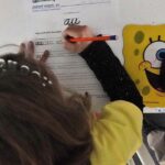 «Σβήνουν» οι οθόνες, επιστρέφουν τα μολύβια στα σχολεία - Μαθητές μαθαίνουν να γράφουν με το χέρι