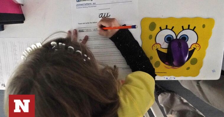 «Σβήνουν» οι οθόνες, επιστρέφουν τα μολύβια στα σχολεία - Μαθητές μαθαίνουν να γράφουν με το χέρι