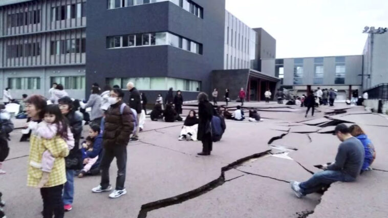 Σεισμός 7,6 Ρίχτερ στην Ιαπωνία: «Μην επιστρέψετε στις παράκτιες περιοχές» - Περιμένουν τσουνάμι έως και 3 μέτρα - Ένας νεκρός στην πόλη Shika