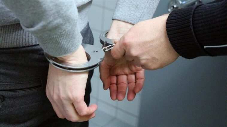 Συνελήφθη 60χρονος με πιστόλι και ναρκωτικά σε τυχαίο έλεγχο της Τροχαίας – Είχε μετατρέψει το ραδιόφωνο του οχήματος σε κρύπτη