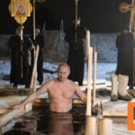 Τίμησε την παράδοση ο Πούτιν και βούτηξε στα παγωμένα νερά για τα Θεοφάνια - Δείτε βίντεο