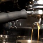 Τι αλλάζει με τον ΦΠΑ σε καφέ και εστίαση – Παραδείγματα