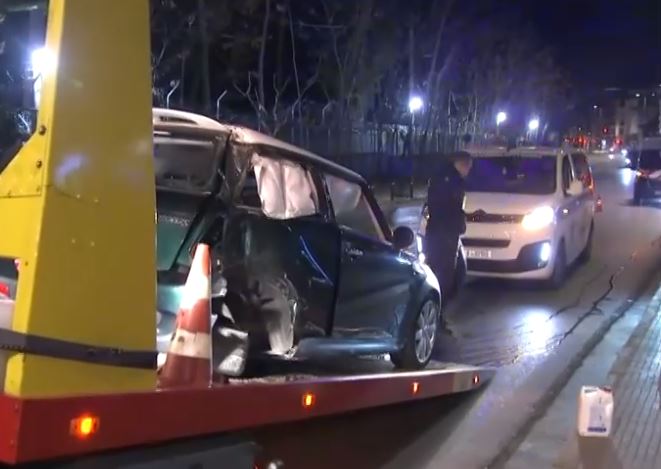 Τροχαίο στη Λ. Μεσογείων τα ξημερώματα: Αυτοκίνητο έκανε τετακέ στο δρόμο και χτύπησε σε κολόνα – Σώος ο οδηγός