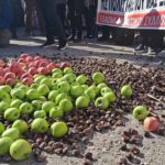 Agrotica: Παραγωγοί από τη Θεσσαλία έριξαν κάστανα και μήλα έξω από τη ΔΕΘ