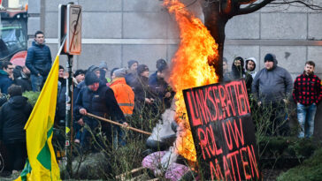 Live – Βρυξέλλες: Αγρότες πολιορκούν τη Σύνοδο Κορυφής – Φωτιές, πέτρες και συνθήματα
