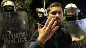 Ένταση και μικροεπεισόδια μεταξύ φοιτητών και αστυνομίας έξω από το Μέγαρο Μαξίμου