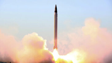 Ιράν: Το ναυτικό των Φρουρών της Επανάστασης εκτόξευσε βαλλιστικό πύραυλο «μακρού βεληνεκούς»