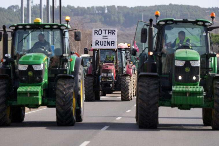Ισπανία: Αγρότες και οδηγοί φορτηγών συγκρούστηκαν με αστυνομικούς