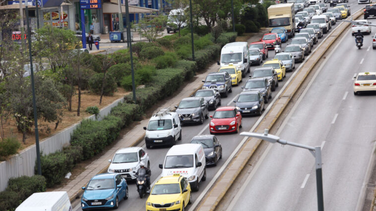 Κίνηση στους δρόμους: Ακινητοποιημένα τα οχήματα στον Κηφισό - Προβλήματα σε Αττική Οδό, Κηφισίας και παραλιακή